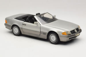 Mercedes SL 500 R129 Argent Revell 1:18 8801-P1 Métal Moulé — image 6 sur 8