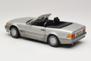 Mercedes SL 500 R129 Argent Revell 1:18 8801-P1 Métal Moulé — image 7 sur 8