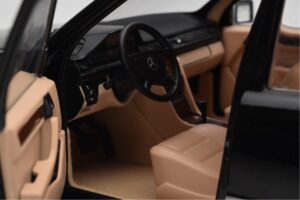 Mercedes 500E W124 Noir Édition Limitée Norev 1:18 183949 Métal Moulé — image 11 sur 12
