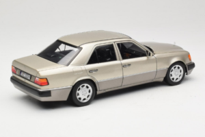 Mercedes 500E W124 Smoke Silver Édition Concessionnaire Norev 1:18 B66040724 Métal Moulé — image 3 sur 8