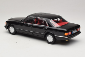 Mercedes 560 SEL W126 Noir Avec Intérieur Rouge Norev 1:18 183788 Métal Moulé — image 4 sur 8