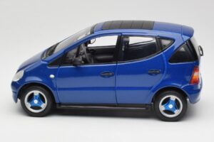 Mercedes A-Class W168 Bleu Foncé Maisto 1:18 B66005219 Métal Moulé — image 4 sur 8