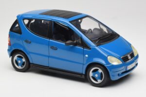 Mercedes A-Class W168 Bleu Clair Maisto 1:18 37800-M5 Métal Moulé — image 6 sur 8