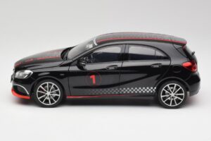 Mercedes A-Class W176 AMG Noir Norev 1:18 183596 Métal Moulé — image 4 sur 8