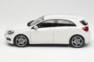 Mercedes A-Class W176 Cirrus Blanc Norev 1:18 B66960126 Métal Moulé — image 4 sur 8