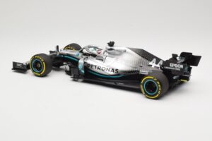 Mercedes AMG Petronas W10 #44 L. Hamilton F1 World Champion Dealer Edition 2019 Minichamps 1:18 B66960567 Métal Moulé — image 5 sur 7