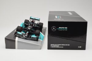 Mercedes AMG Petronas W12 E Performance #44 L. Hamilton Bahrain GP 2021 Minichamps 1:18 113210144 Métal Moulé — image 6 sur 6