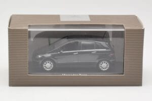 Mercedes B-Class W245 Cosmos Black Minichamps 1:43 B66962218 Métal Moulé — image 4 sur 4