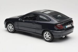 Mercedes C-Class Sports Coupe CL203 Bleu Maisto 1:18 B66962124 Métal Moulé — image 7 sur 8