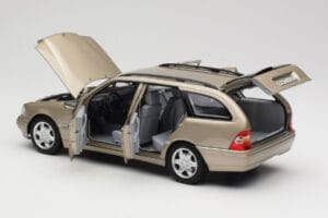 Mercedes C-Class T-Model W202 Smoke Silver Norev 1:18 183388 Métal Moulé — image 4 sur 8