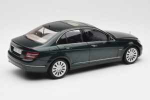 Mercedes C-Class W204 Avantgarde Vert Foncé AUTOart 1:18 B66962366 Métal Moulé — image 2 sur 8