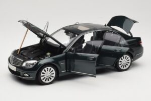 Mercedes C-Class W204 Avantgarde Vert Foncé AUTOart 1:18 B66962366 Métal Moulé — image 3 sur 8