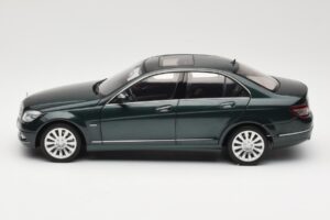 Mercedes C-Class W204 Avantgarde Vert Foncé AUTOart 1:18 B66962366 Métal Moulé — image 4 sur 8