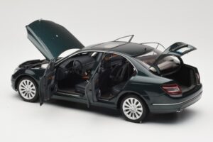 Mercedes C-Class W204 Avantgarde Vert Foncé AUTOart 1:18 B66962366 Métal Moulé — image 5 sur 8
