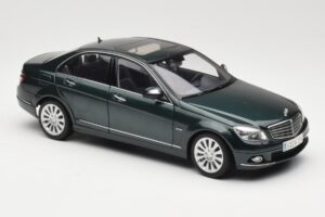 Mercedes C-Class W204 Avantgarde Vert Foncé AUTOart 1:18 B66962366 Métal Moulé — image 6 sur 8