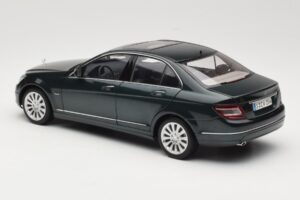 Mercedes C-Class W204 Avantgarde Vert Foncé AUTOart 1:18 B66962366 Métal Moulé — image 7 sur 8
