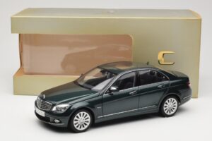 Mercedes C-Class W204 Avantgarde Vert Foncé AUTOart 1:18 B66962366 Métal Moulé — image 8 sur 8