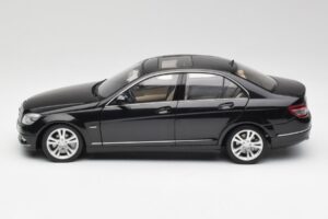 Mercedes C-Class W204 Avantgarde Obsidian Noir AUTOart 1:18 76264-R1 Métal Moulé — image 4 sur 8