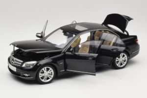 Mercedes C-Class W204 Obsidian Black AUTOart 1:18 B66962367 Métal Moulé — image 2 sur 8