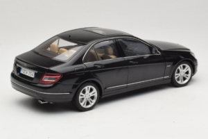 Mercedes C-Class W204 Obsidian Black AUTOart 1:18 B66962367 Métal Moulé — image 3 sur 8