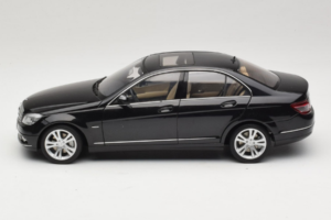 Mercedes C-Class W204 Obsidian Black AUTOart 1:18 B66962367 Métal Moulé — image 4 sur 8