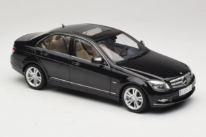 Mercedes C-Class W204 Obsidian Black AUTOart 1:18 B66962367 Métal Moulé — image 6 sur 8
