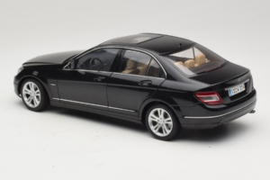 Mercedes C-Class W204 Obsidian Black AUTOart 1:18 B66962367 Métal Moulé — image 7 sur 8