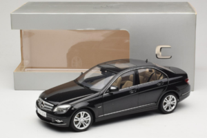 Mercedes C-Class W204 Obsidian Black AUTOart 1:18 B66962367 Métal Moulé — image 8 sur 8