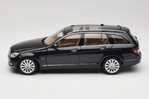 Mercedes C-Class W204 Break Obsidian Black AUTOart 1:18 B66962349 Métal Moulé — image 4 sur 8