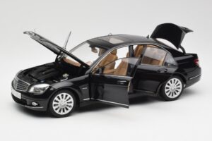 Mercedes C-Class W204 Obsidian Noir AUTOart 1:18 B66962365 Métal Moulé — image 2 sur 8
