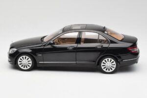 Mercedes C-Class W204 Obsidian Noir AUTOart 1:18 B66962365 Métal Moulé — image 4 sur 8