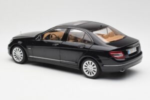 Mercedes C-Class W204 Obsidian Noir AUTOart 1:18 B66962365 Métal Moulé — image 7 sur 8