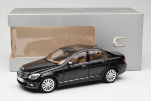 Mercedes C-Class W204 Obsidian Noir AUTOart 1:18 B66962365 Métal Moulé — image 8 sur 8