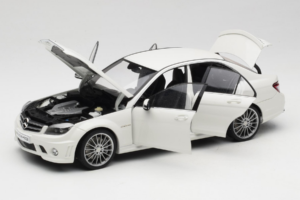 Mercedes AMG C63 W204 Blanc AUTOart 1:18 72674-R1 Métal Moulé — image 2 sur 8
