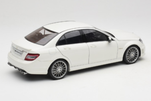 Mercedes AMG C63 W204 Blanc AUTOart 1:18 72674-R1 Métal Moulé — image 3 sur 8