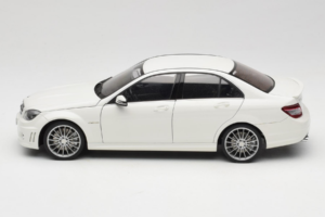 Mercedes AMG C63 W204 Blanc AUTOart 1:18 72674-R1 Métal Moulé — image 4 sur 8