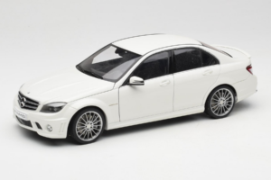 Mercedes AMG C63 W204 Blanc AUTOart 1:18 72674-R1 Métal Moulé