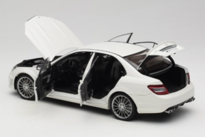 Mercedes AMG C63 W204 Blanc AUTOart 1:18 72674-R1 Métal Moulé — image 5 sur 8