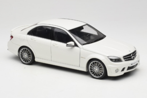 Mercedes AMG C63 W204 Blanc AUTOart 1:18 72674-R1 Métal Moulé — image 6 sur 8