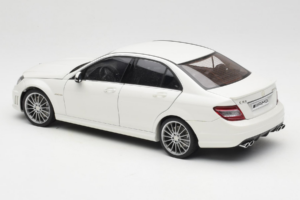 Mercedes AMG C63 W204 Blanc AUTOart 1:18 72674-R1 Métal Moulé — image 7 sur 8