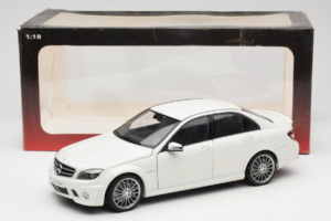 Mercedes AMG C63 W204 Blanc AUTOart 1:18 72674-R1 Métal Moulé — image 8 sur 8