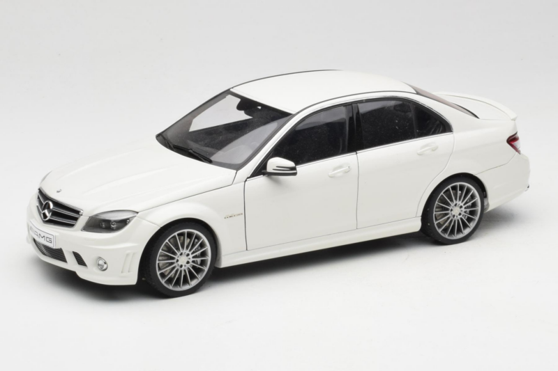 Mercedes AMG C63 W204 Blanc AUTOart 1:18 72674-R1 Métal Moulé