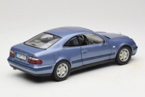 Mercedes CLK C208 Violet Anson 1:18 30330 Métal Moulé — image 3 sur 8