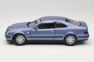 Mercedes CLK C208 Violet Anson 1:18 30330 Métal Moulé — image 4 sur 8