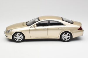 Mercedes CLS C219 Beige Clair Or Kyosho 1:18 08401LBE Métal Moulé — image 4 sur 8