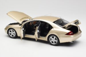Mercedes CLS C219 Beige Clair Or Kyosho 1:18 08401LBE Métal Moulé — image 5 sur 8