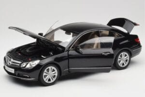 Mercedes E-Class Coupe C207 Obsidian Black Metallic Norev 1:18 B66962418 Métal Moulé — image 2 sur 8