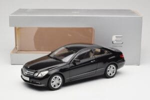Mercedes E-Class Coupe C207 Obsidian Black Metallic Norev 1:18 B66962418 Métal Moulé — image 8 sur 8