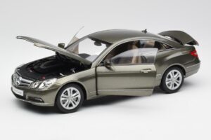 Mercedes E-Class Coupe C207 Titanite Gris Métallisé Minichamps 1:18 B66962419 Métal Moulé — image 2 sur 8