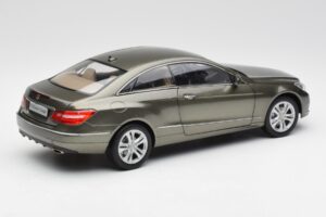 Mercedes E-Class Coupe C207 Titanite Gris Métallisé Minichamps 1:18 B66962419 Métal Moulé — image 3 sur 8